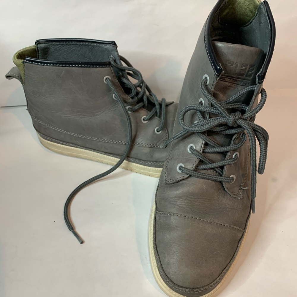 Clae casual trainer-style chukkas. Men’s 8 1/2 us